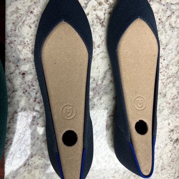 Rothys! Point II
Size 7
Brand New; Never worn
Colors: Navy Blue - Picture 5 of 6